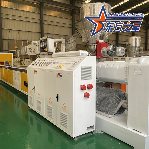 Sobre equipamentos de painel composto de madeira-plástico de PVC