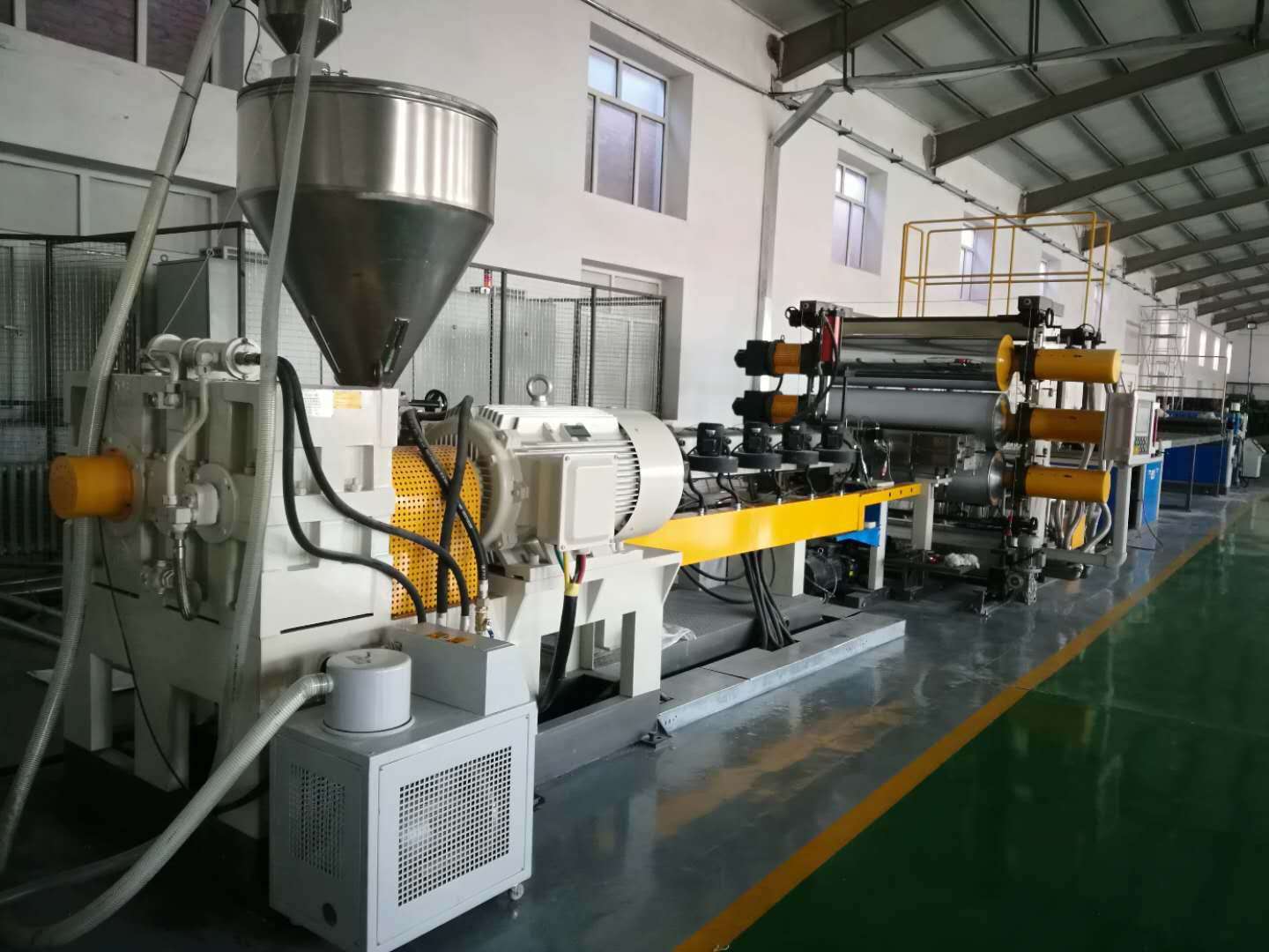 Linha de extrusão de geocélulas HDPE com puncionamento e soldagem